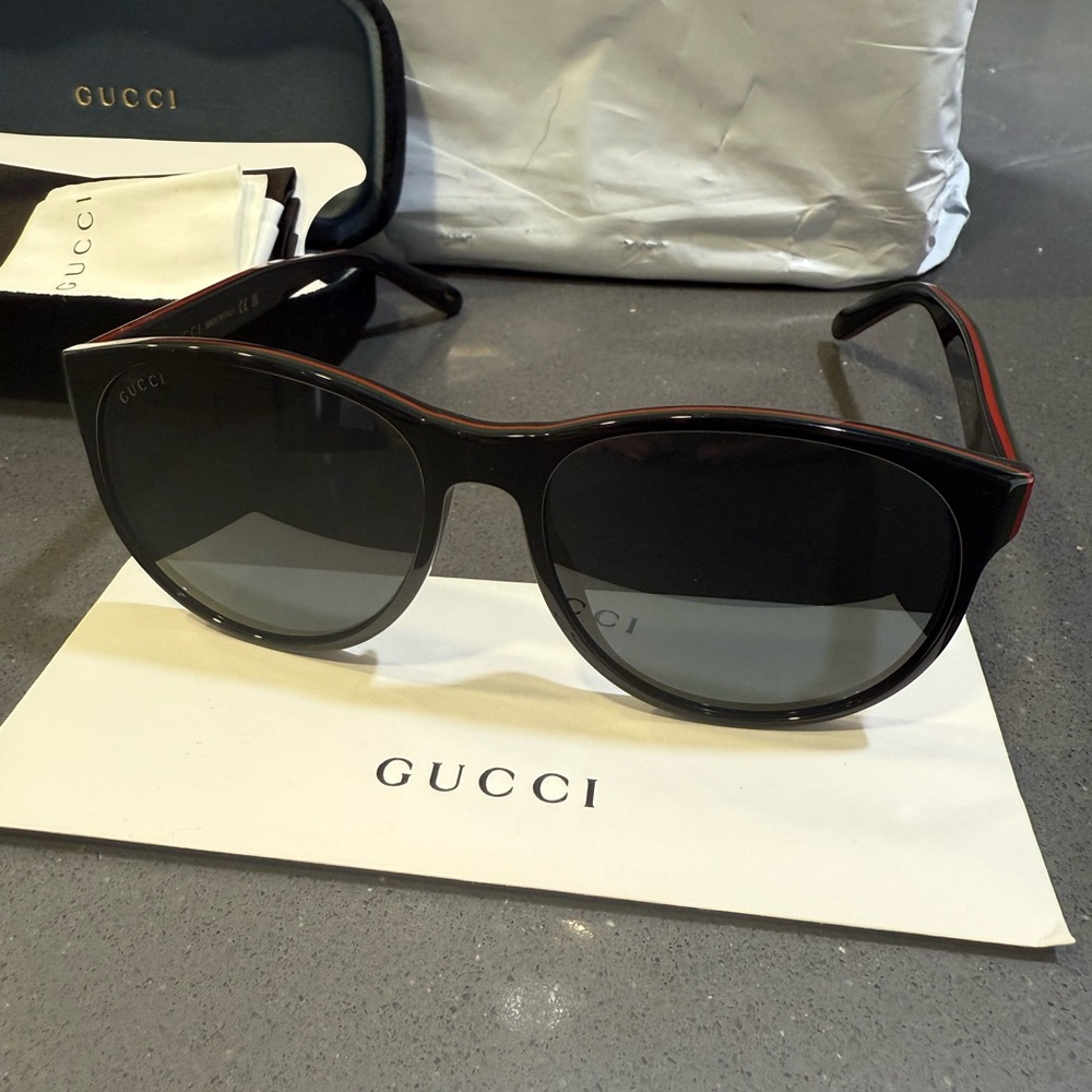 Gucci Sherry Black Sunglasses. New with authentic cards